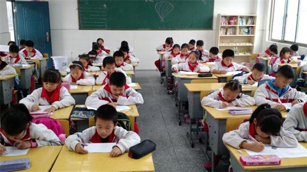 学生在做问卷.jpg
